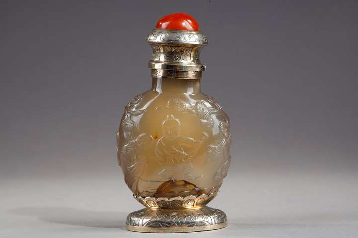 Rare snuff bottle in agate carved and mounted in gilded brick